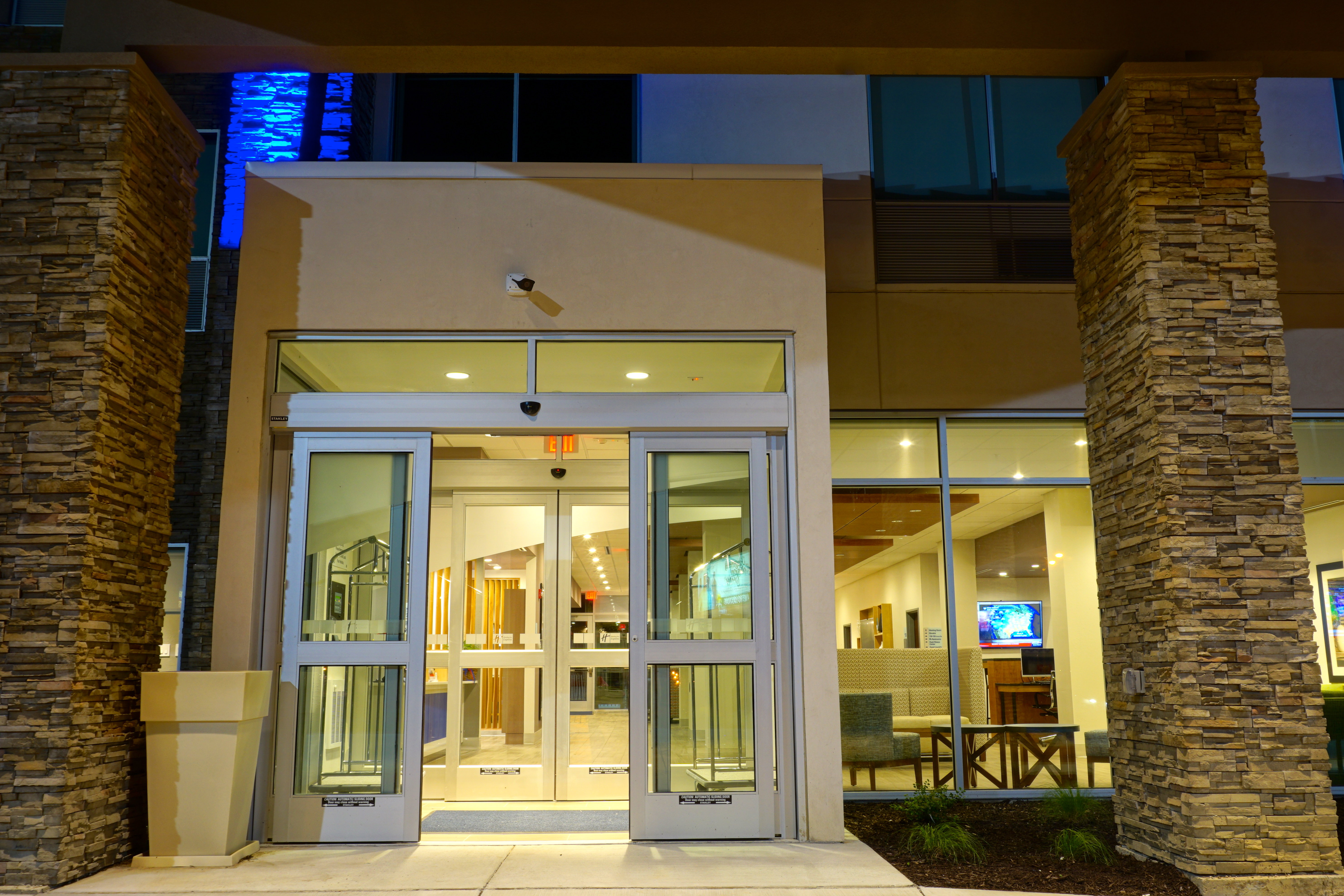 Holiday Inn Express Suites Omaha Millard Area 4/26