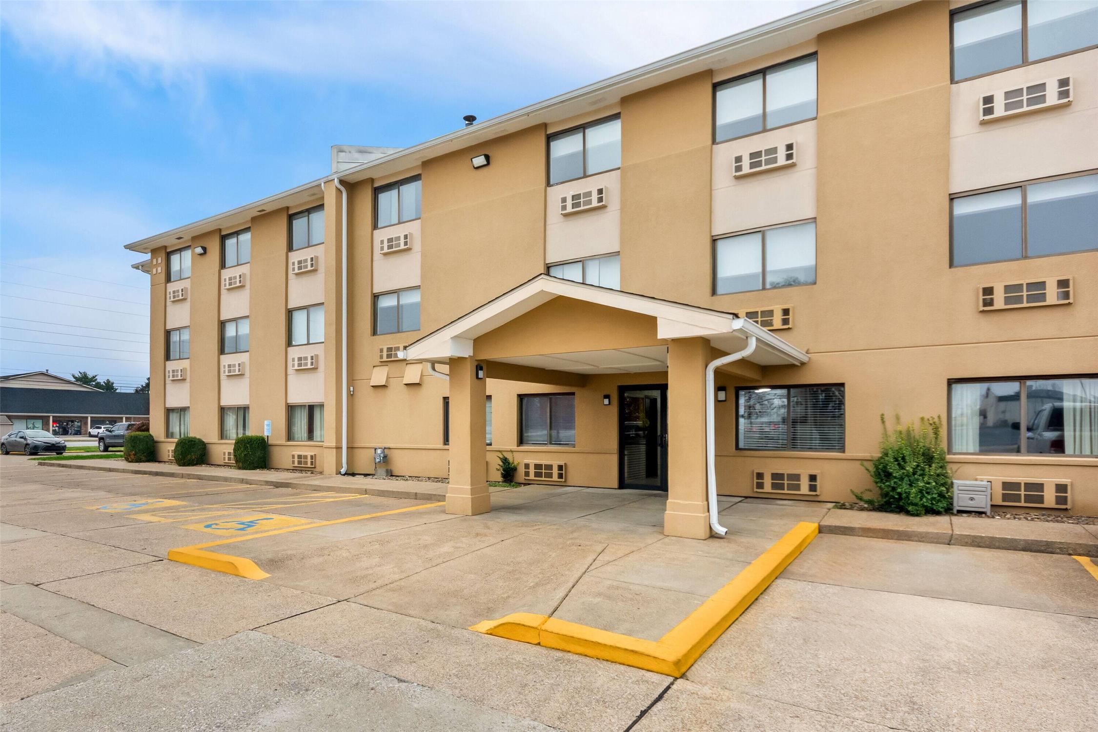 Super 8 by Wyndham Evansville East 10/16