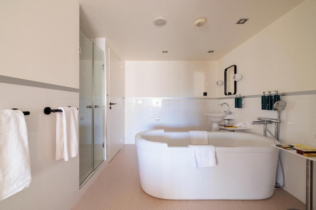 JUNIOR SUITE, KING BED