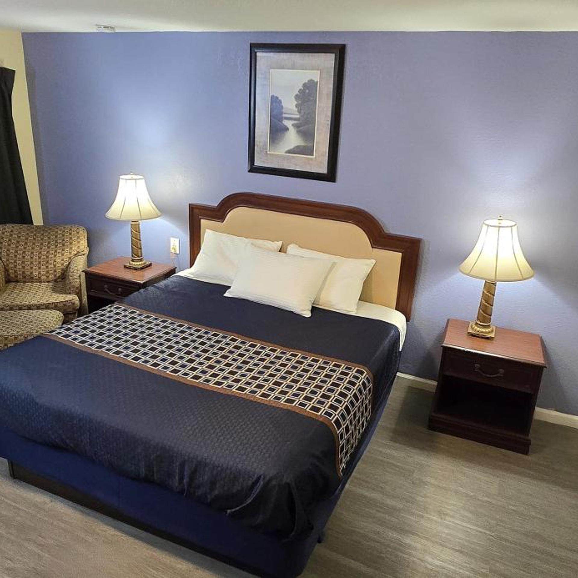 غرفة بسرير كينج بإطلالة على المسبح، Rodeway Inn & Suites Blythe I-10, CA 10/10