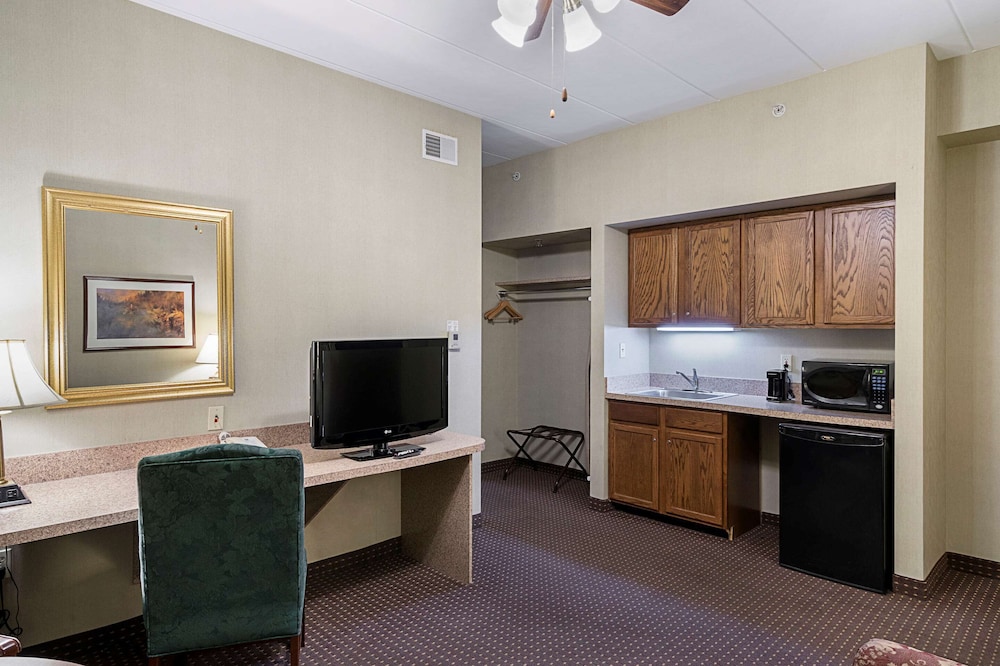 Skyways Hotel New Castle, DE 20/27