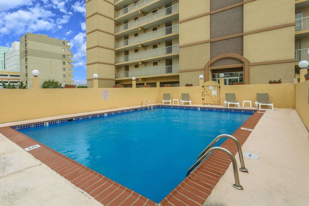 Travelodge by Wyndham Suites Virginia Beach Oceanfront 3/16