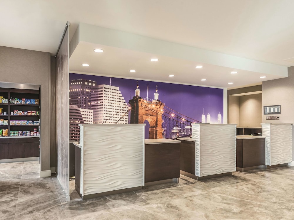 La Quinta Inn & Suites by Wyndham Cincinnati Sharonville 5/45
