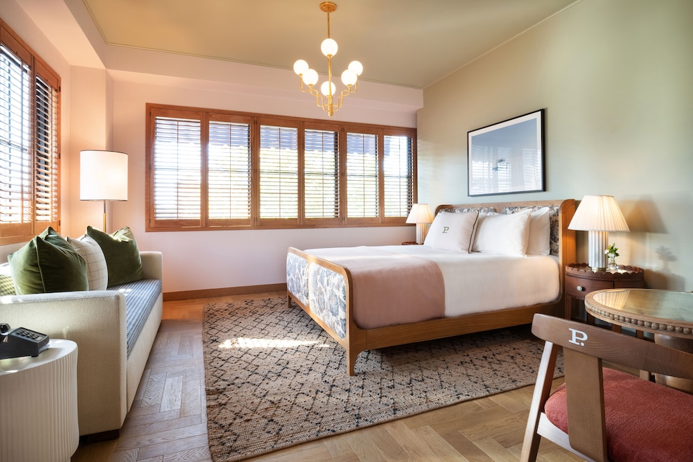 DELUXE, KING BED, CORNER