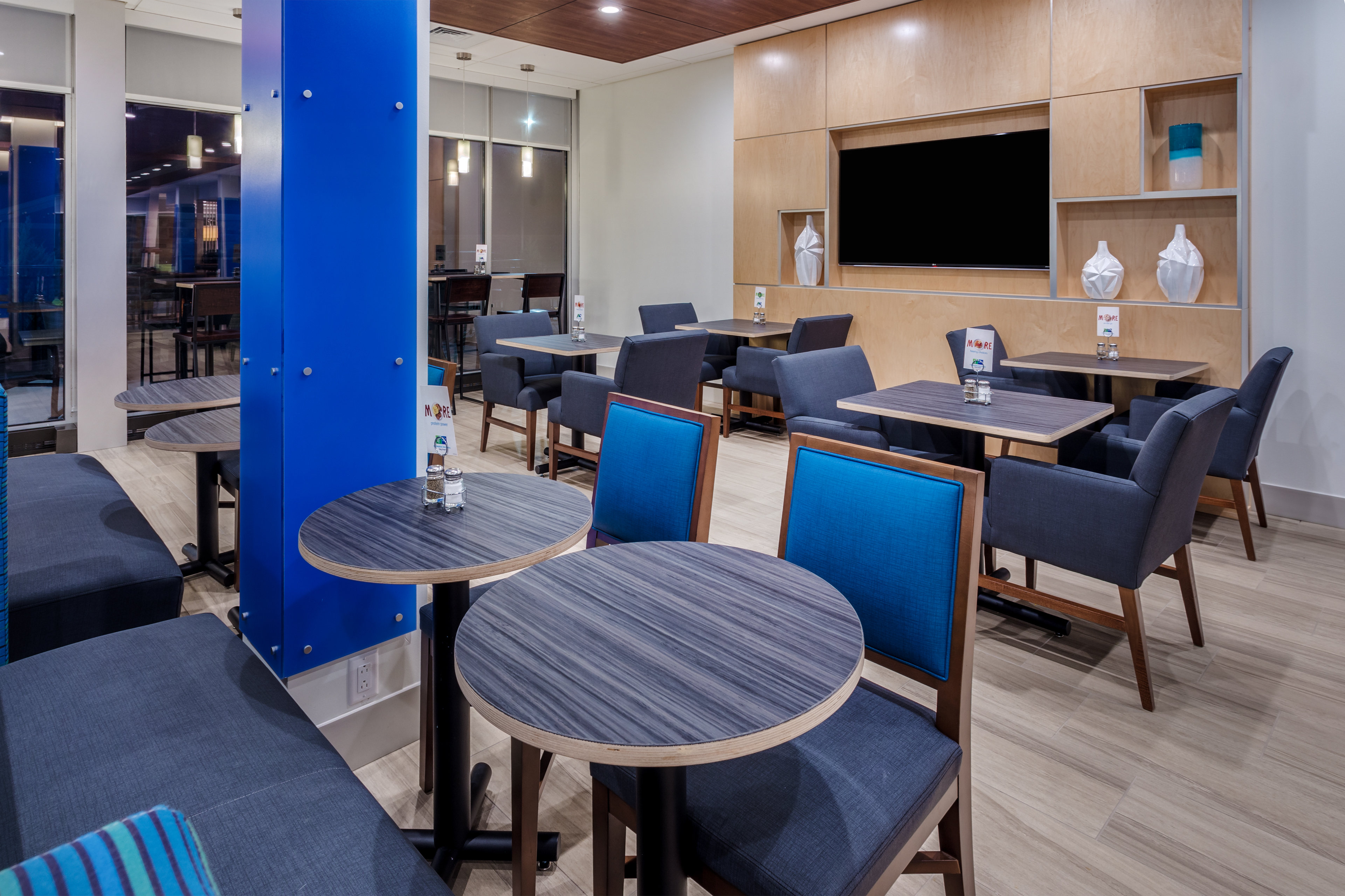Holiday Inn Express Suites Rice Lake 43/72