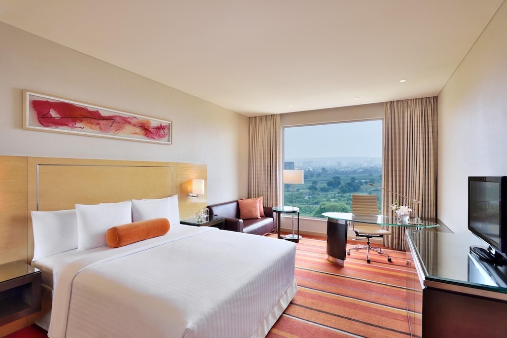 EXECUTIVE, KING BED