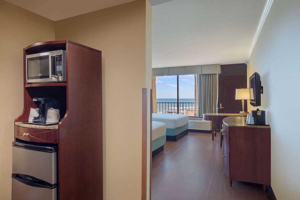 La Quinta Inn & Suites by Wyndham Cocoa Beach Oceanfront 31/54