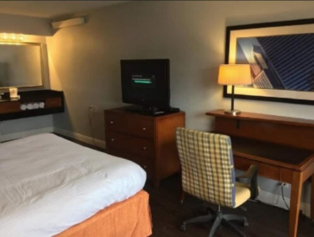 Extend A Suites Phoenix, AZ 16/55