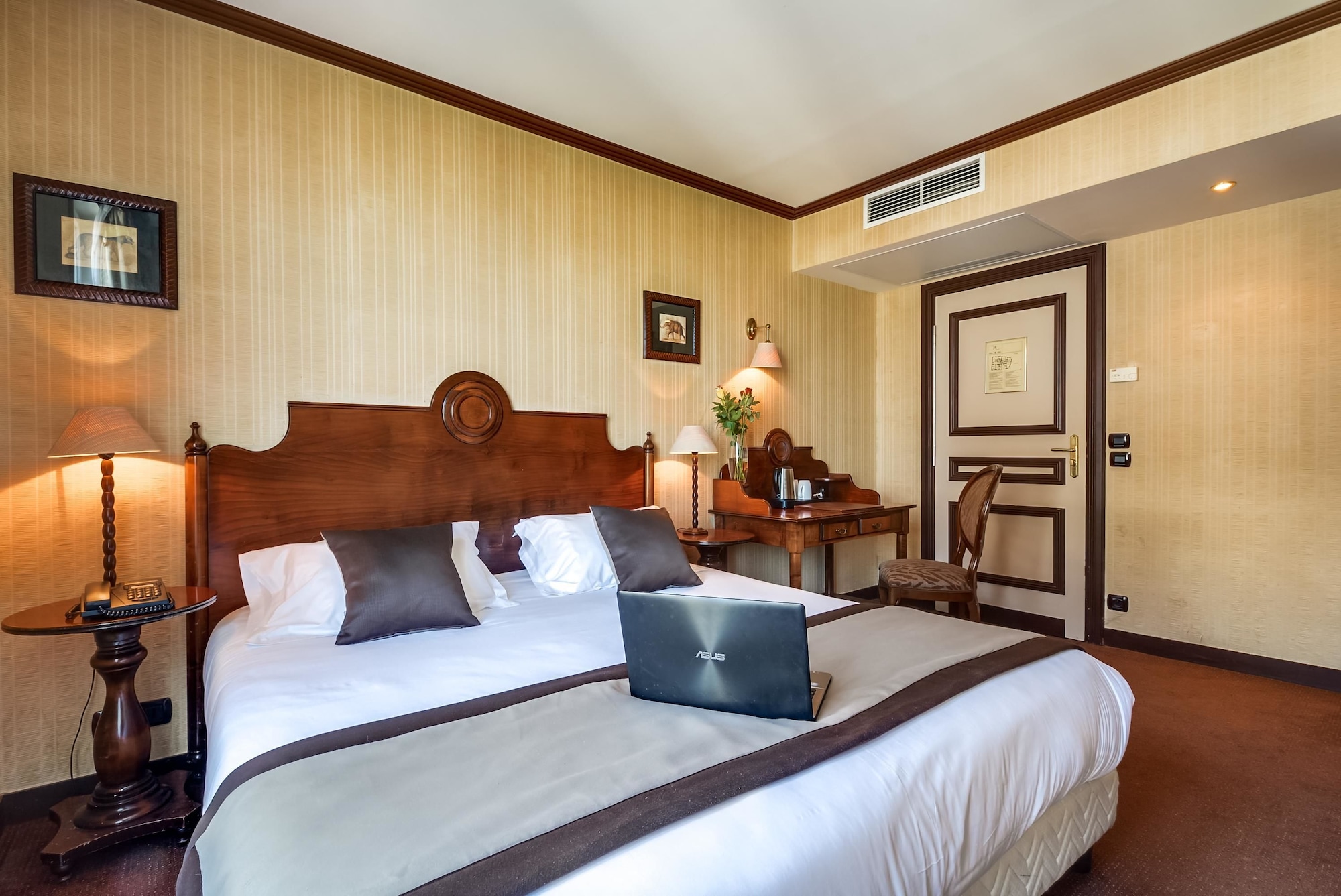 ROOM, DOUBLE BED