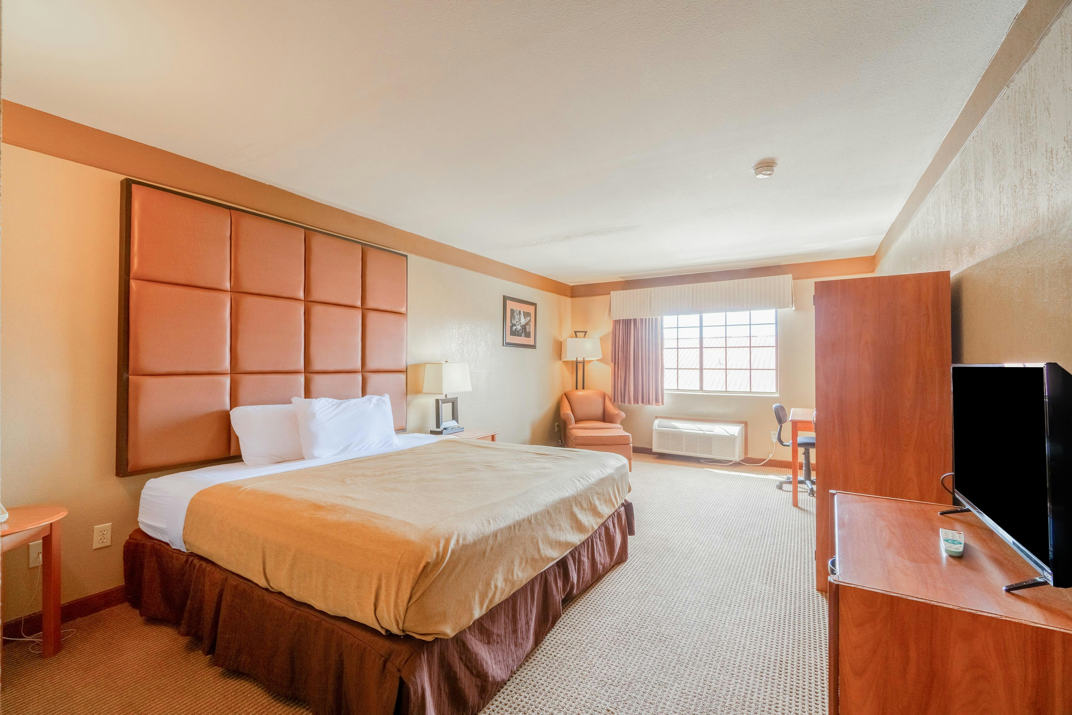 غرفة بسرير كينج، Days Inn & Suites by Wyndham Beeville 3/5