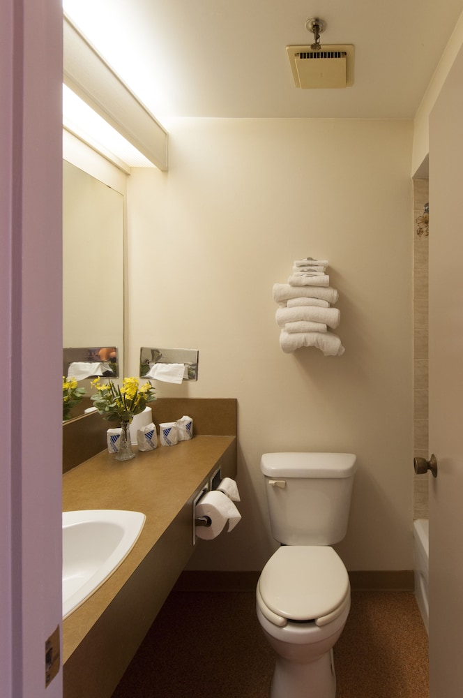 Travelodge by Wyndham Winnipeg Airport West 26/26