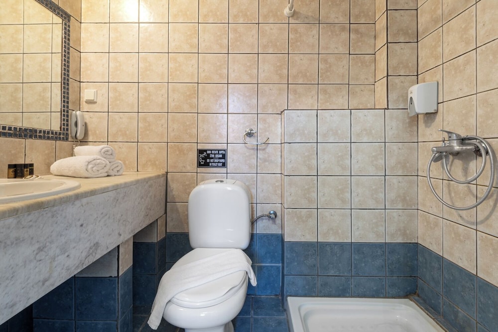 Family, Queen and Twin Beds, Sea View, Near the Pool، Assa Maris Beach Hotel 8/10