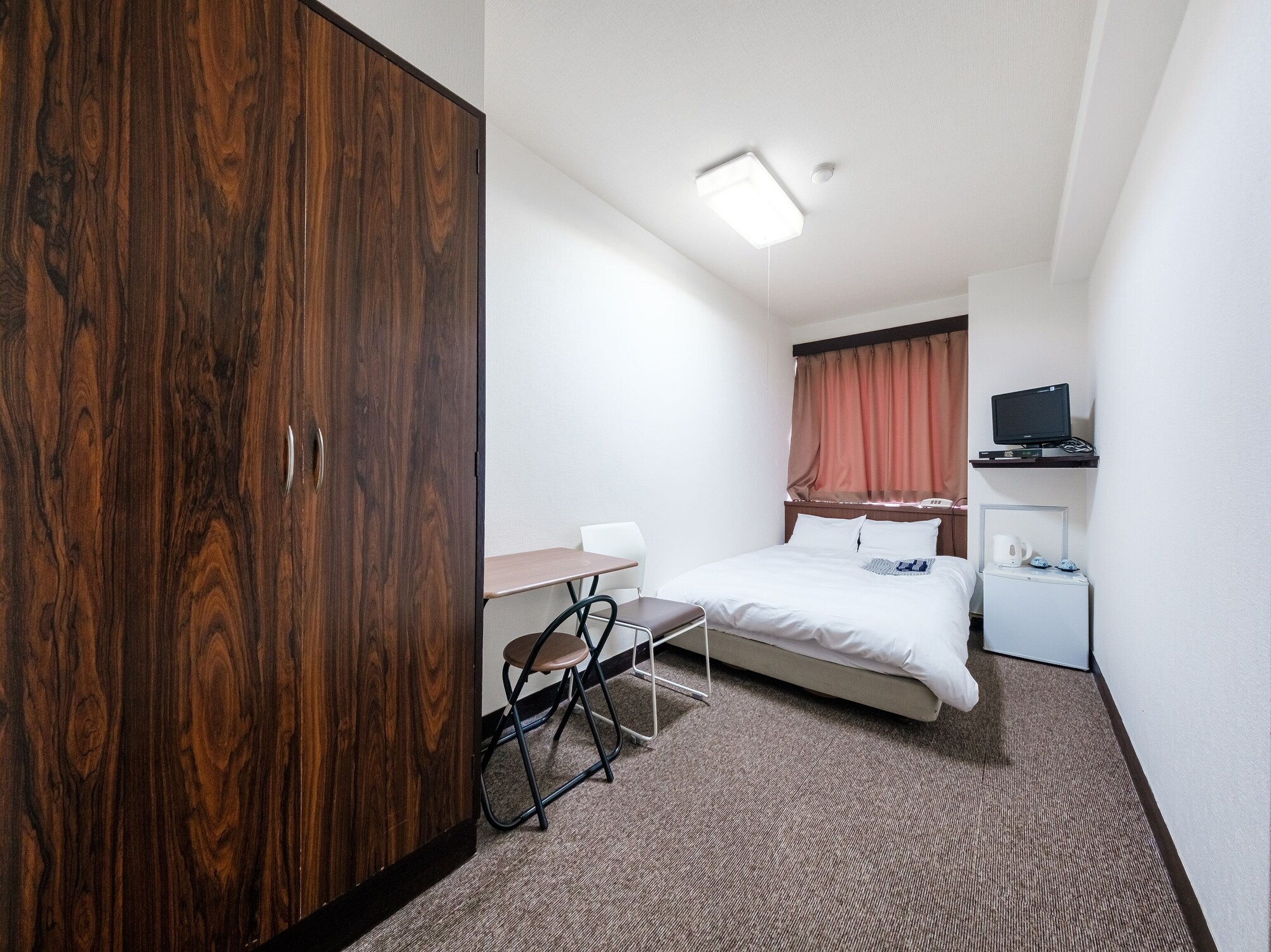 COMPACT, TWIN BEDS, SMOKING