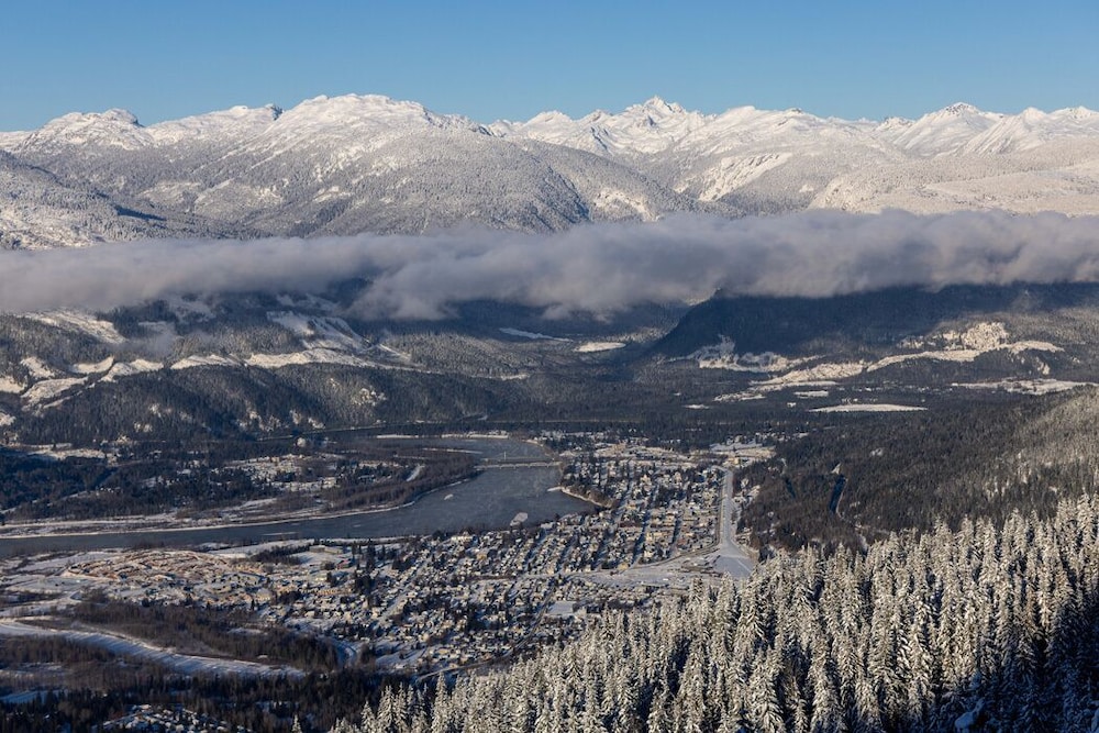 Eleven Revelstoke Lodge 41/58