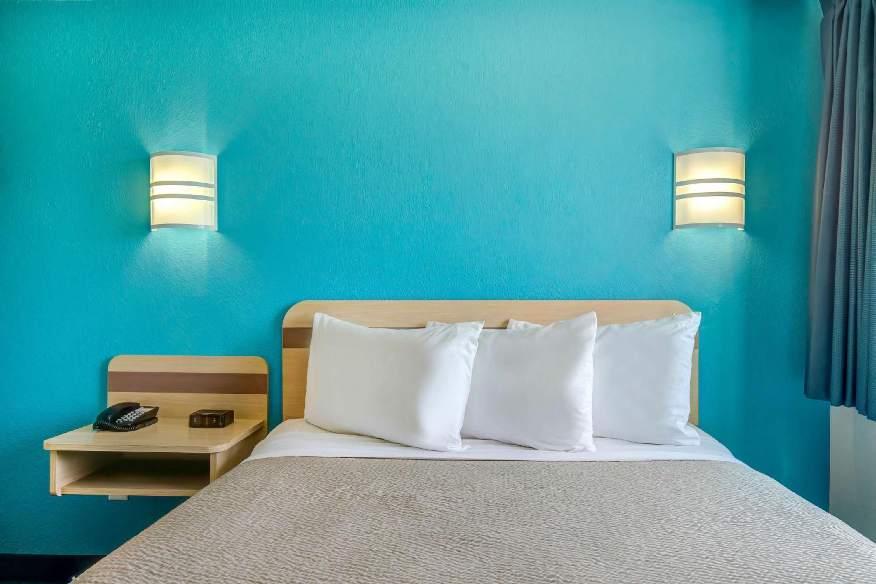 1 Queen Bed - Non-Smoking, Motel6 Grande Prairie, AB 5/7