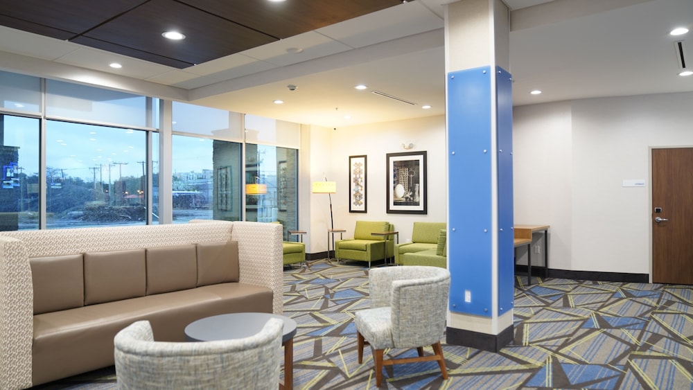 Holiday Inn Express & Suites Dallas Market Center – Love Fi 38/57