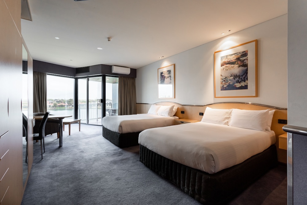 EXECUTIVE, TWIN BEDS, LAKE VIEW, JETTED TUB