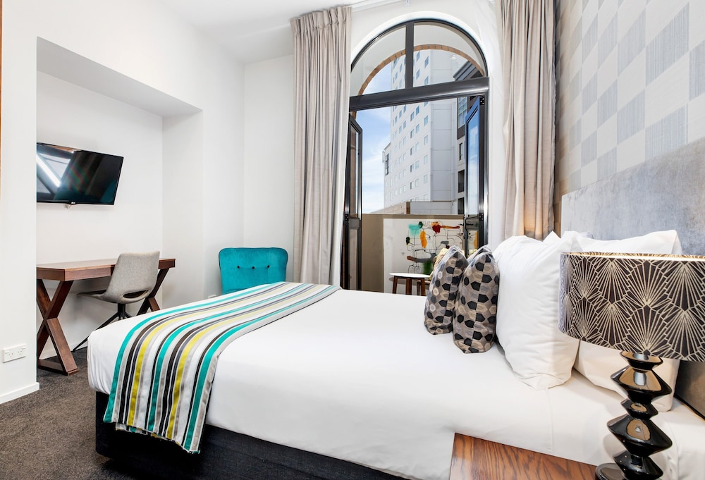 SUPERIOR, QUEEN BED
