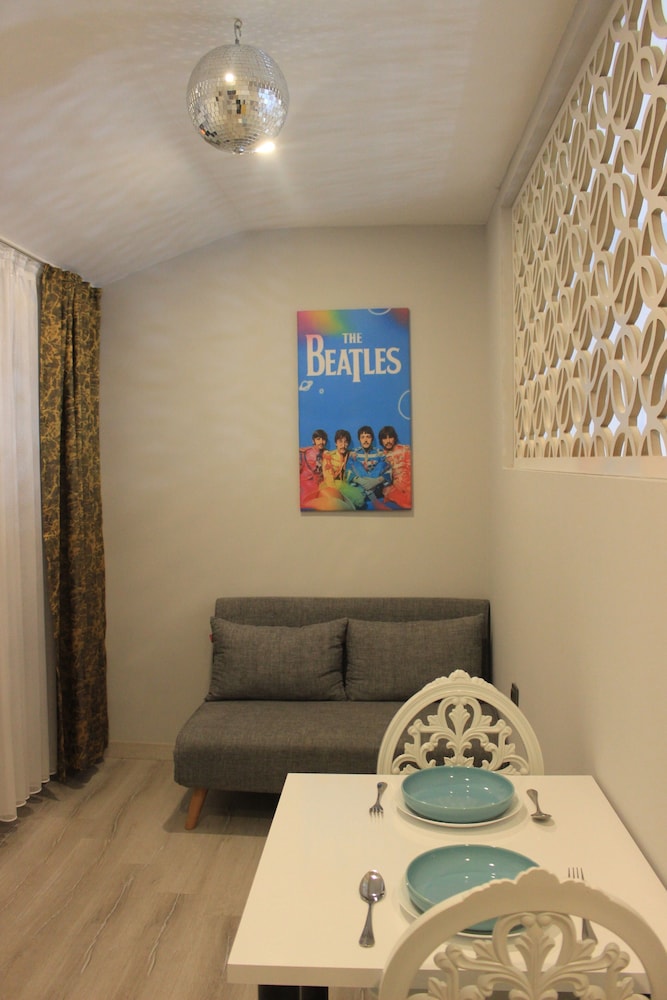 Retro Star Suites 8/38