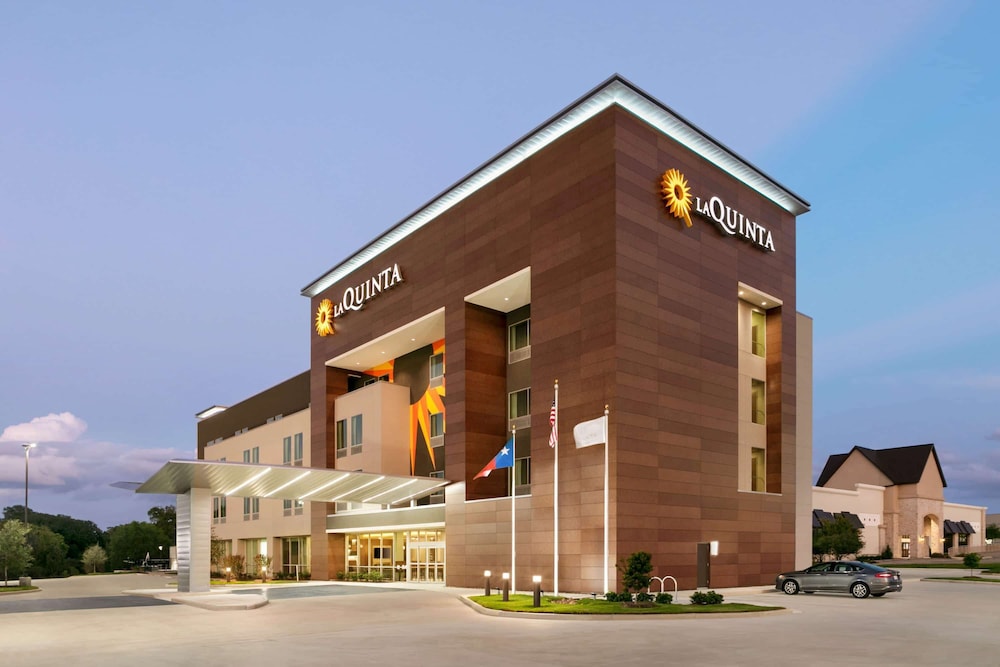 La Quinta Inn and Suites by Wyndham College Station North 1/32