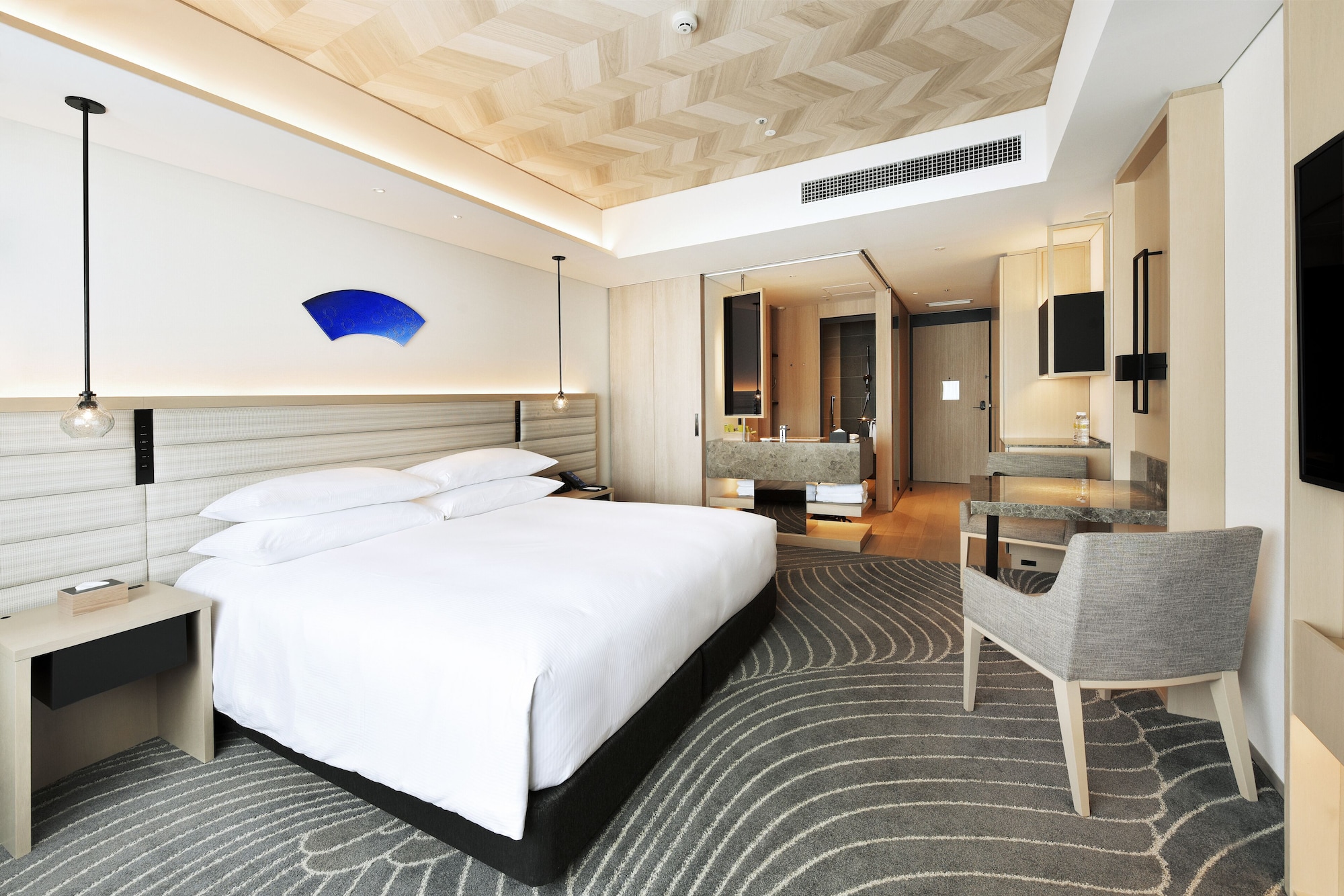 DELUXE, KING BED