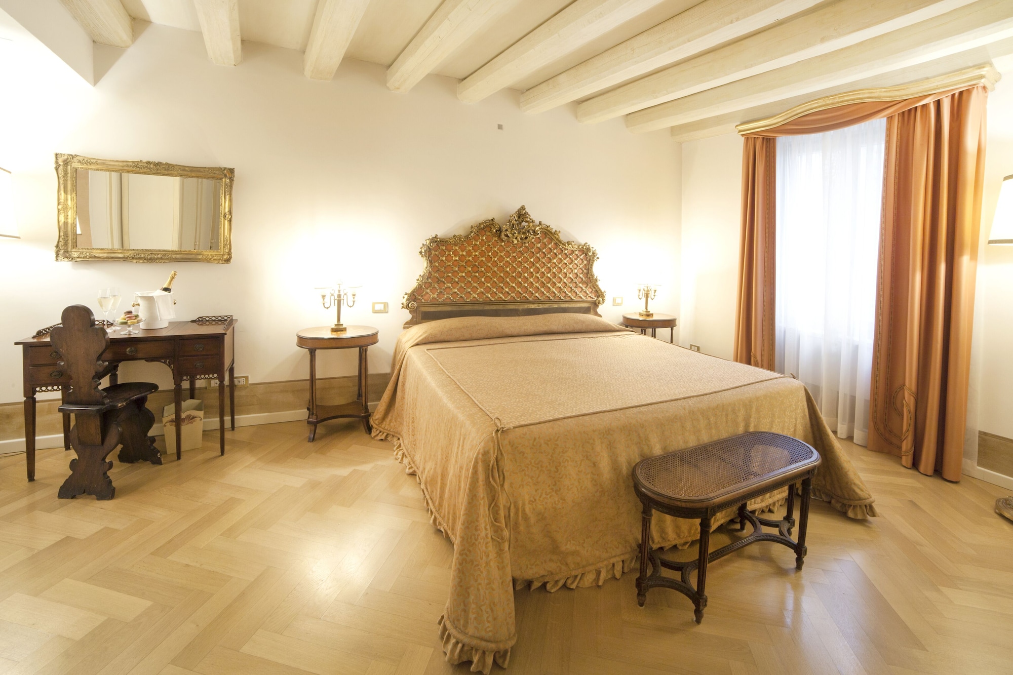LUXURY, SUITE