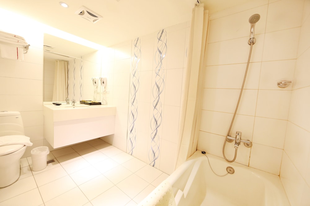Grand Earl Hotel 45/48