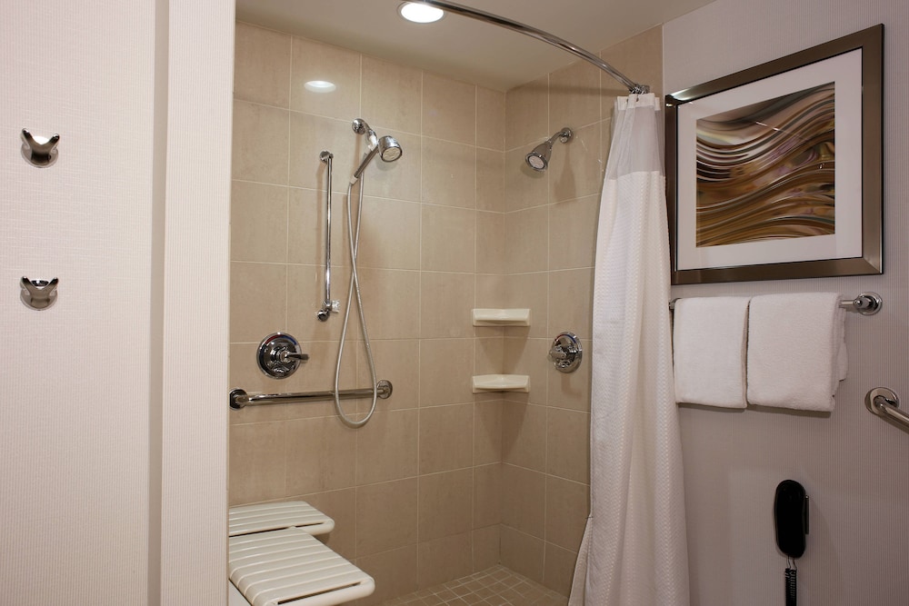 Courtyard by Marriott Hamilton 10/32