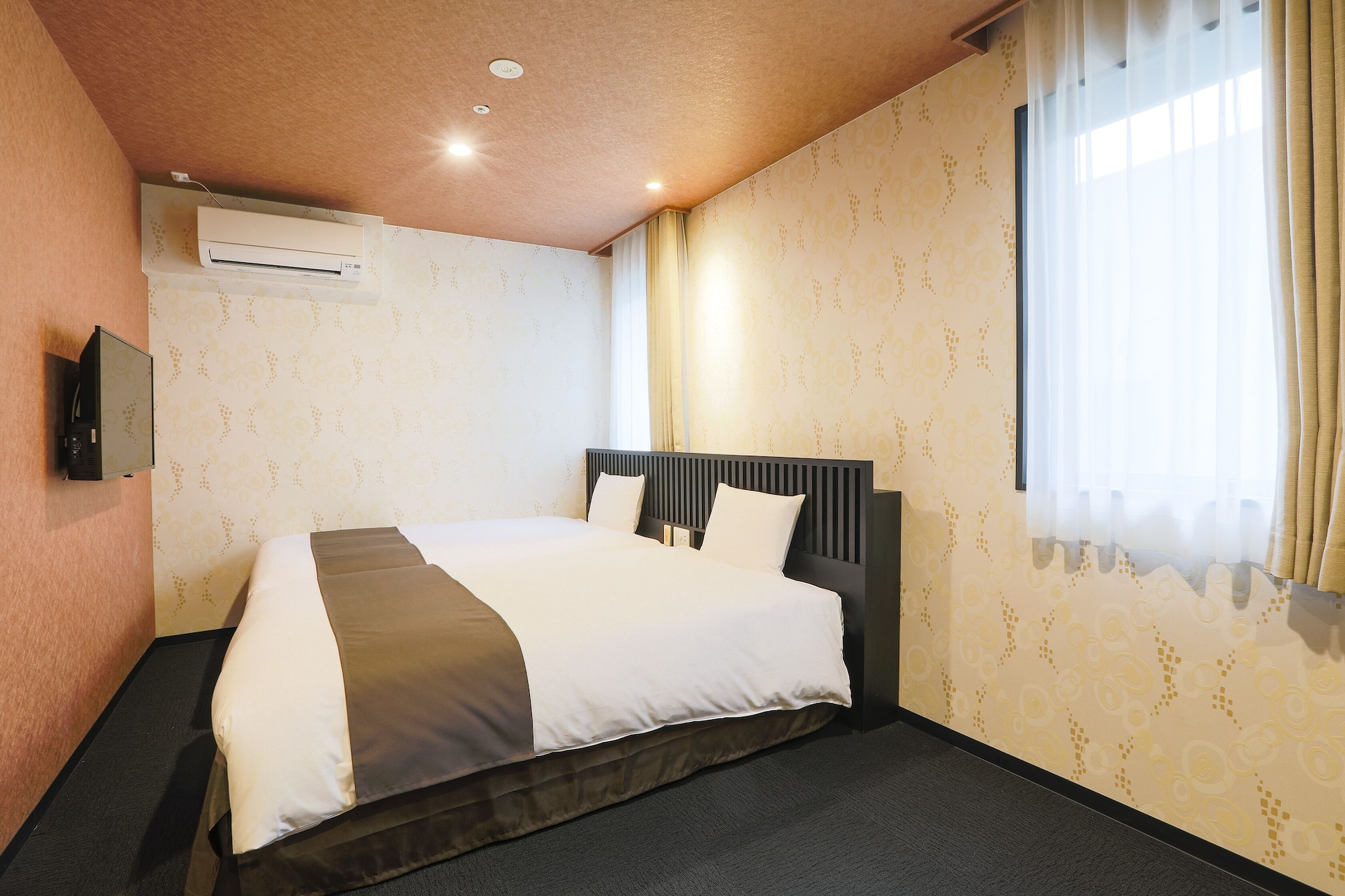 Universal, Twin Beds