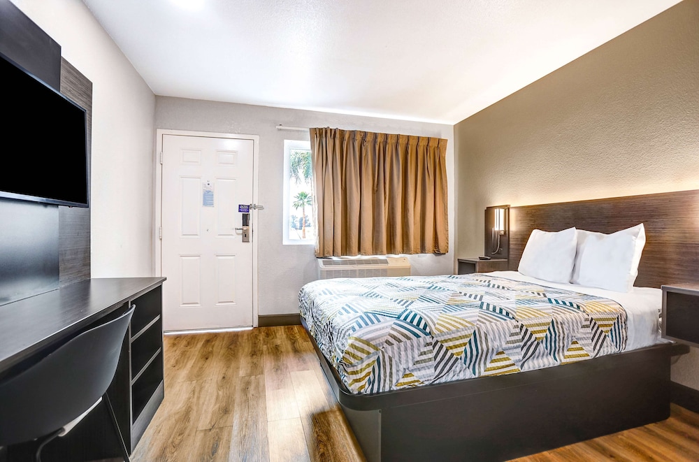 DELUXE, DOUBLE BED, ACCESSIBLE