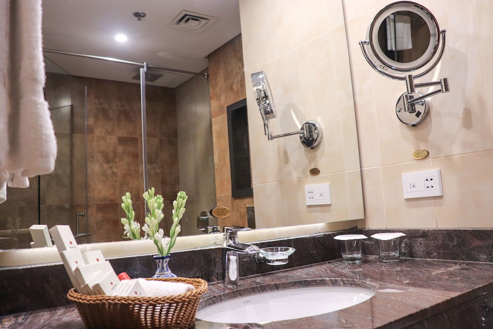 Avari Xpress Multan 49/49