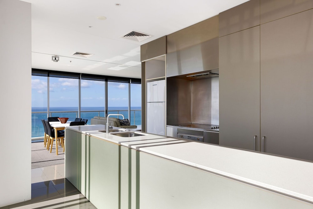 ULTIQA Air on Broadbeach 10/71