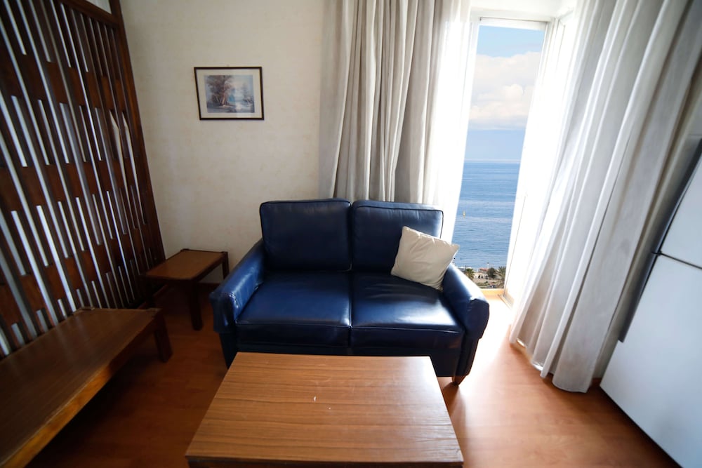 Holiday Home Suites 36/48