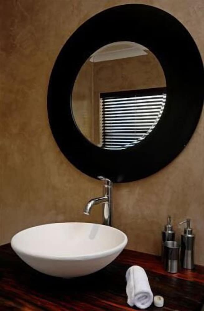 African Moon Corporate House 46/48