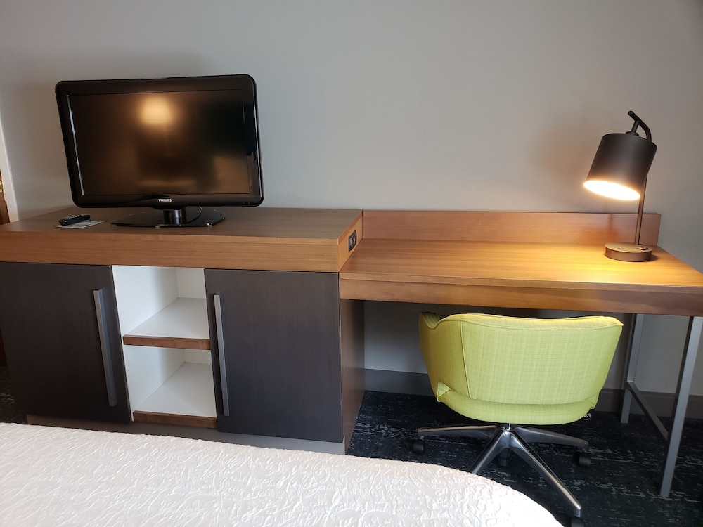 Hampton Inn Suites Newtown 56/57