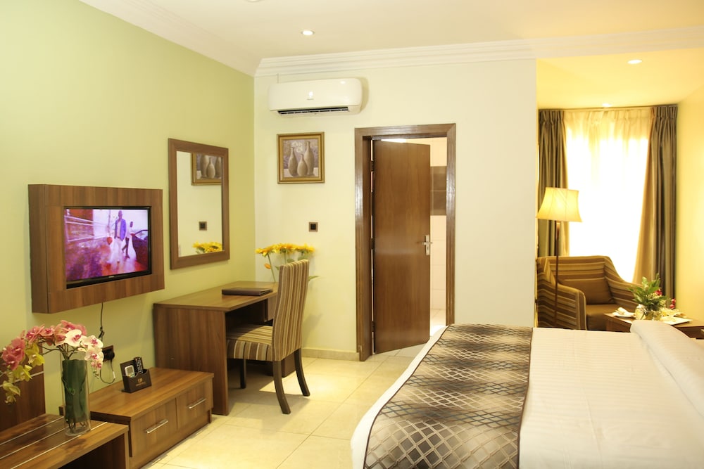 Grand Pela Hotel and Suites 27/44