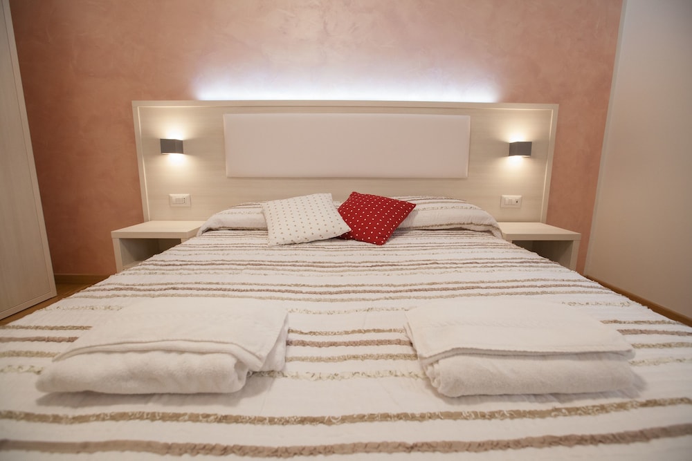ROOM, DOUBLE OR TWIN BED
