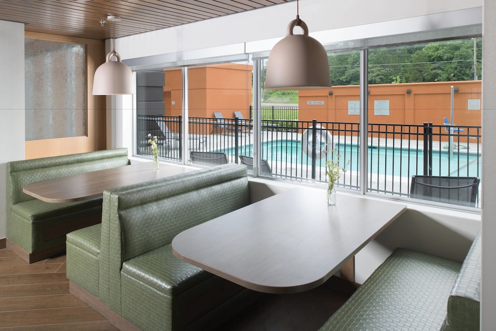 Fairfield Inn and Suites Athens Marriott 32/46