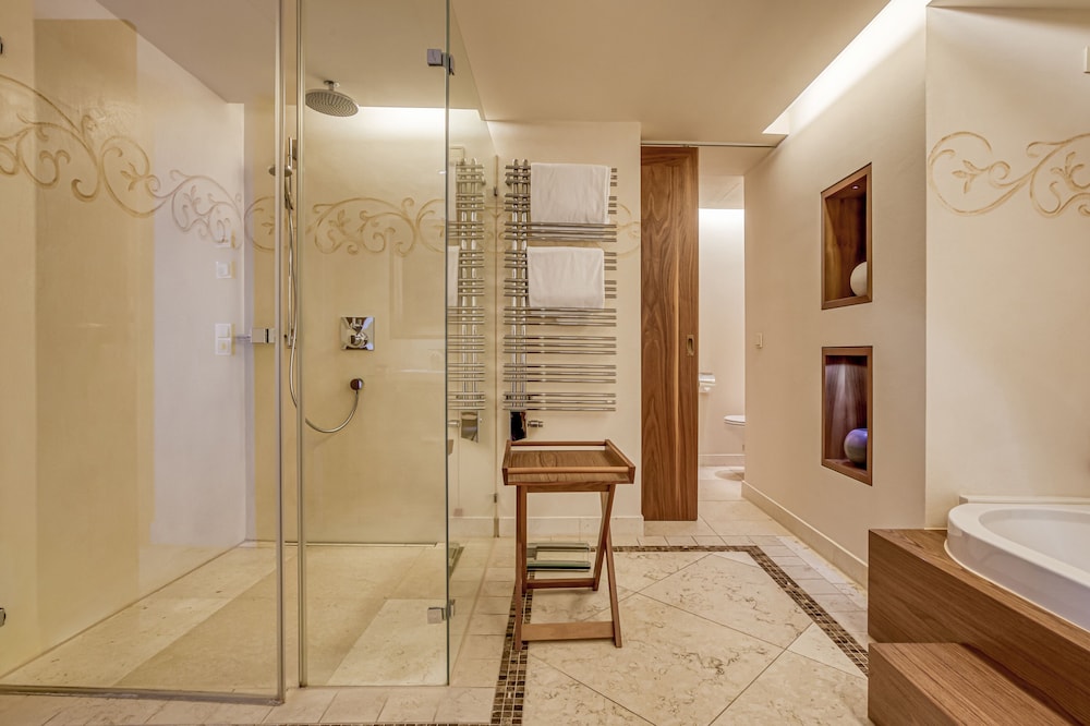 جناح ديلوكس بسرير كوين، WALD AND SCHLOSSHOTEL FRIEDRICHSRUHE 3/3
