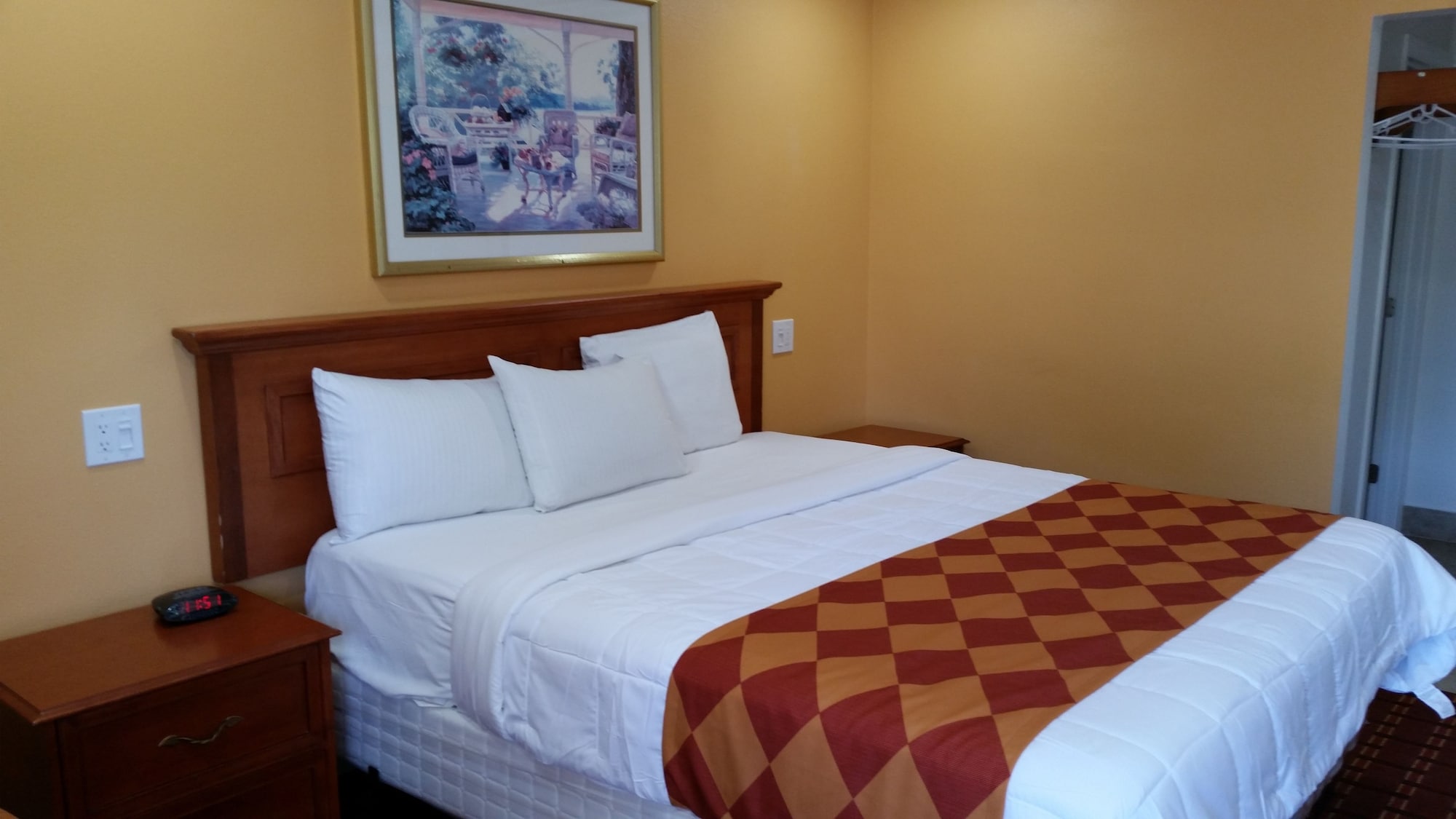 DELUXE, KING BED