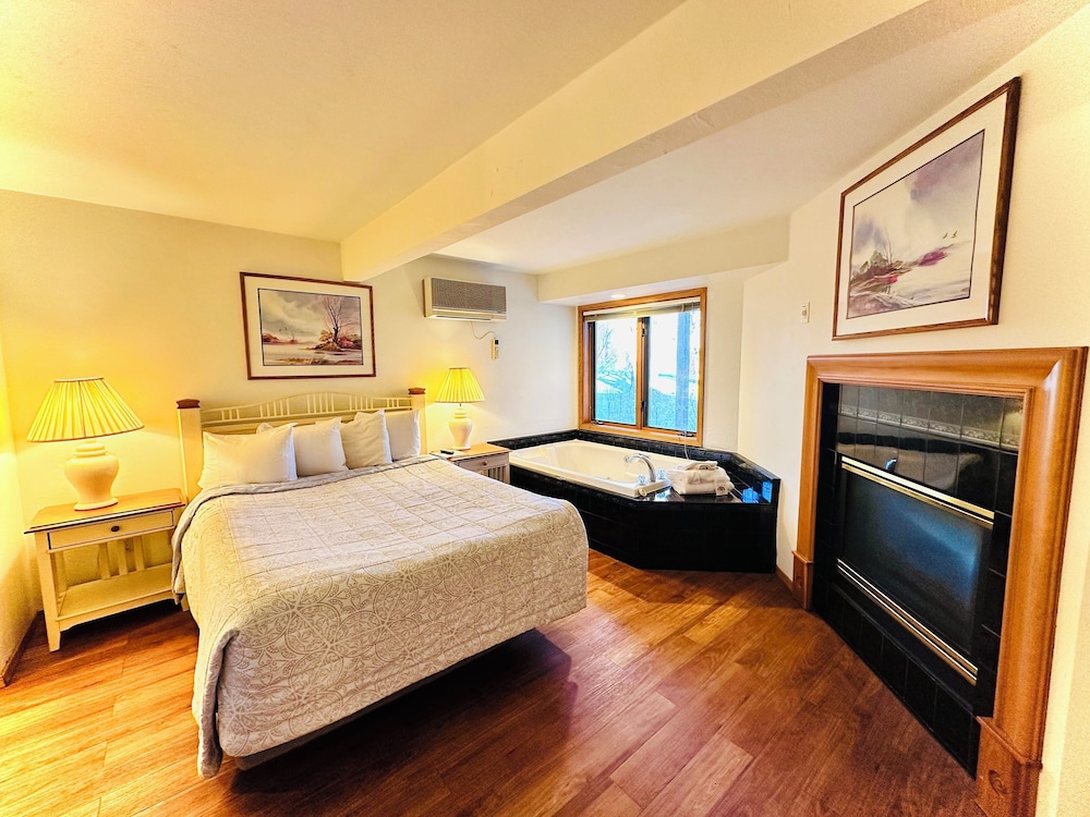 1 Bedroom, Deluxe, Suite, Queen Bed, Sofa
