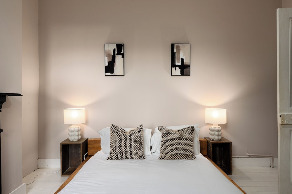 VESTO Three Bedroom Apartment in Clapham 10/26