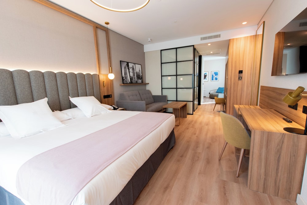 Giralda Center Hotel 7/40
