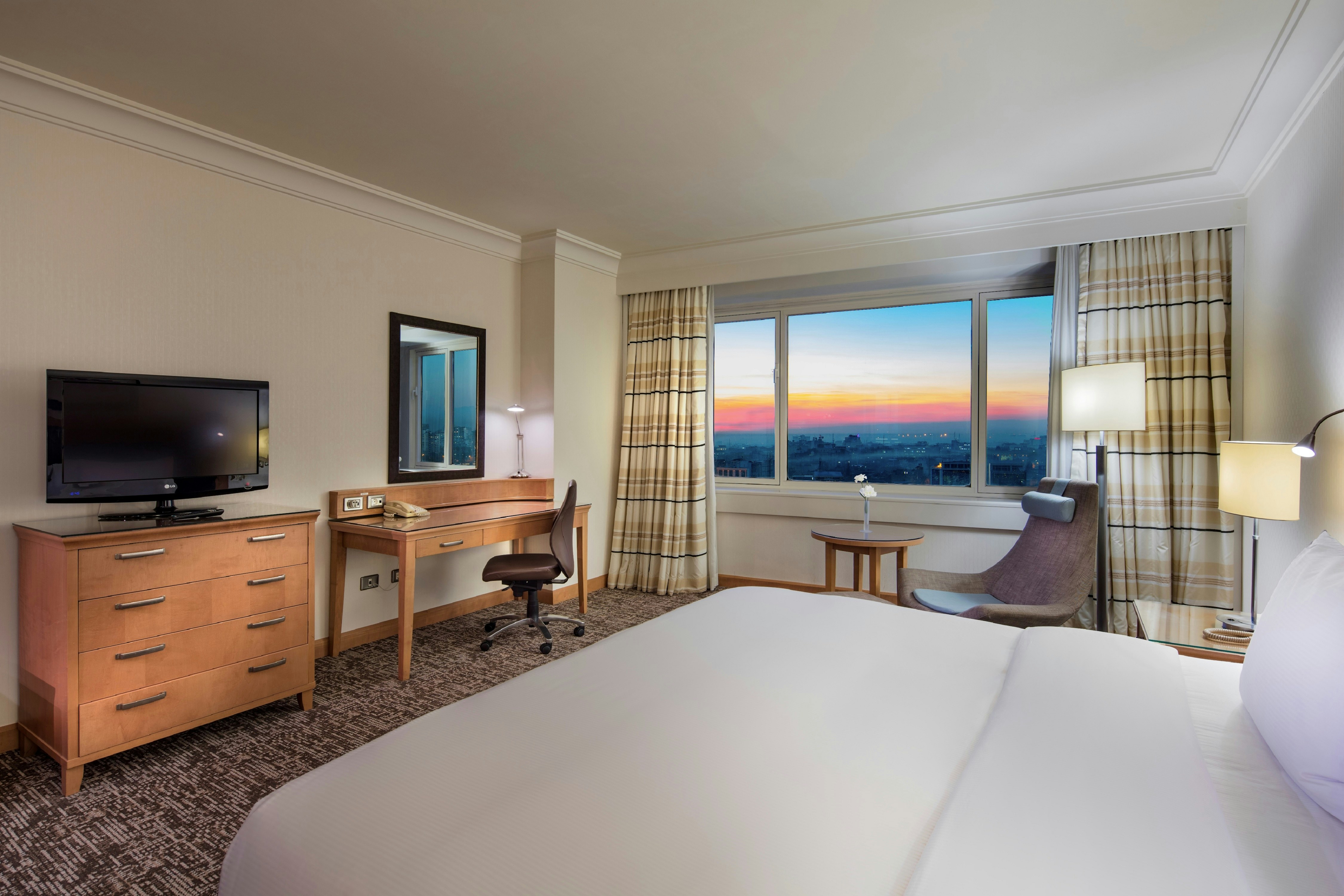 ROOM, KING BED, RIVER VIEW