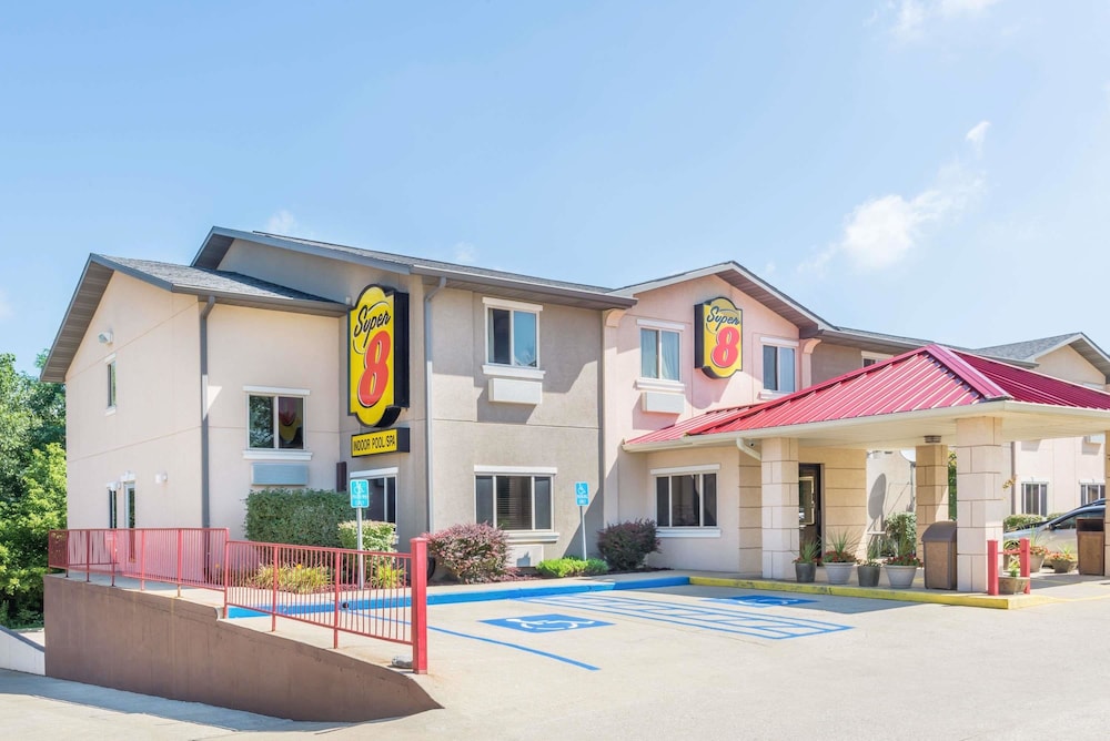 Super 8 by Wyndham Bloomington University Area 3/41