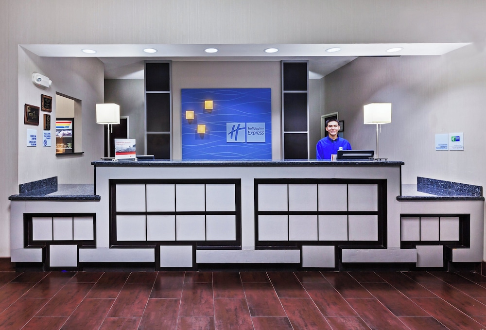 Holiday Inn Express Hotel And Suites Cleveland 12/55