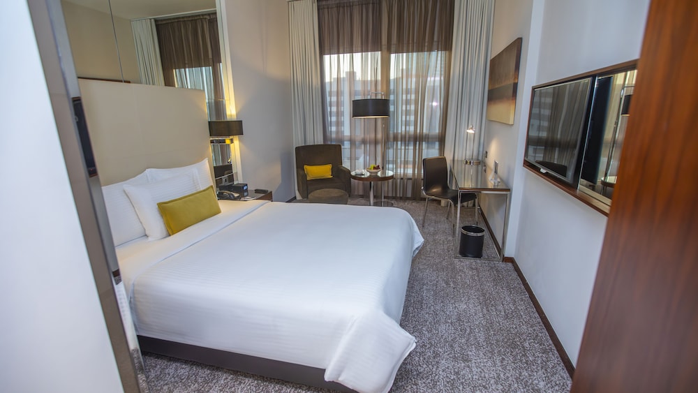 CENTRO, QUEEN BED