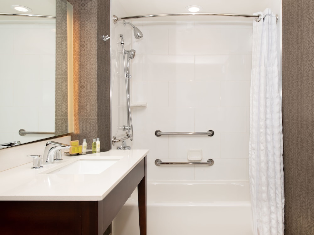 DOUBLETREE BY HILTON HOTEL AND SUITES CHARLESTON AIRPORT 14/60