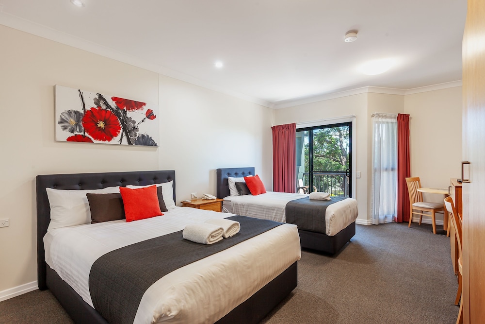 ROOM, TRIPLE, SINGLE, QUEEN BED