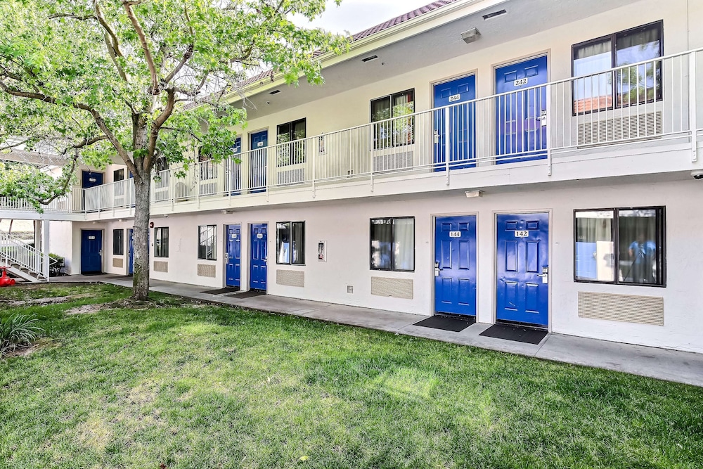 Motel6 Pinole, CA 6/40